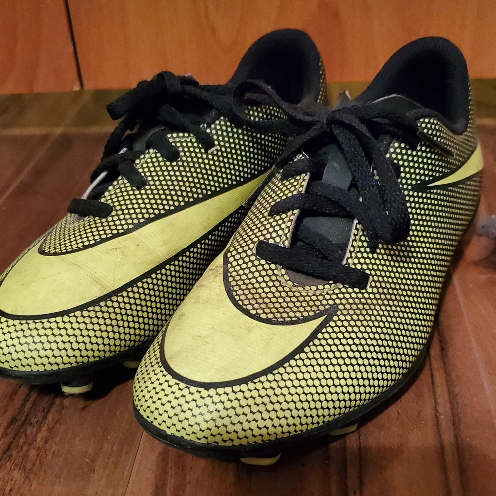 NIKE Kids soccer cleats size 3